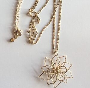 Elegant Gold Flower Pendant Necklace